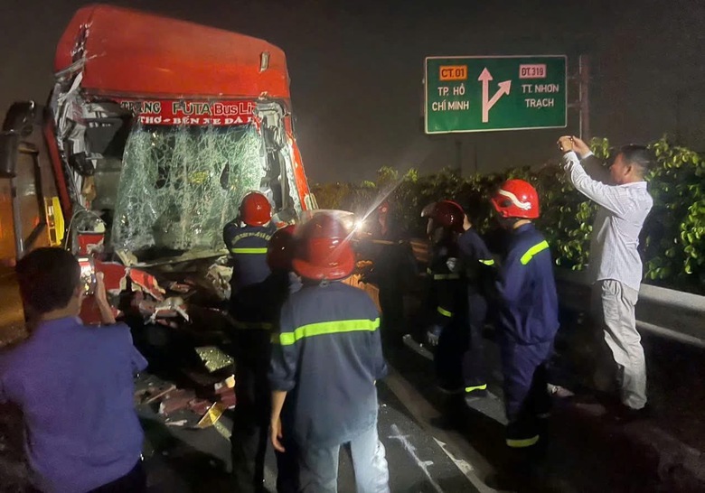 Tai nạn tr&ecirc;n cao tốc, t&agrave;i xế tử vong: Cảnh s&aacute;t xuy&ecirc;n đ&ecirc;m giải cứu 21 h&agrave;nh kh&aacute;ch mắc kẹt- Ảnh 2.