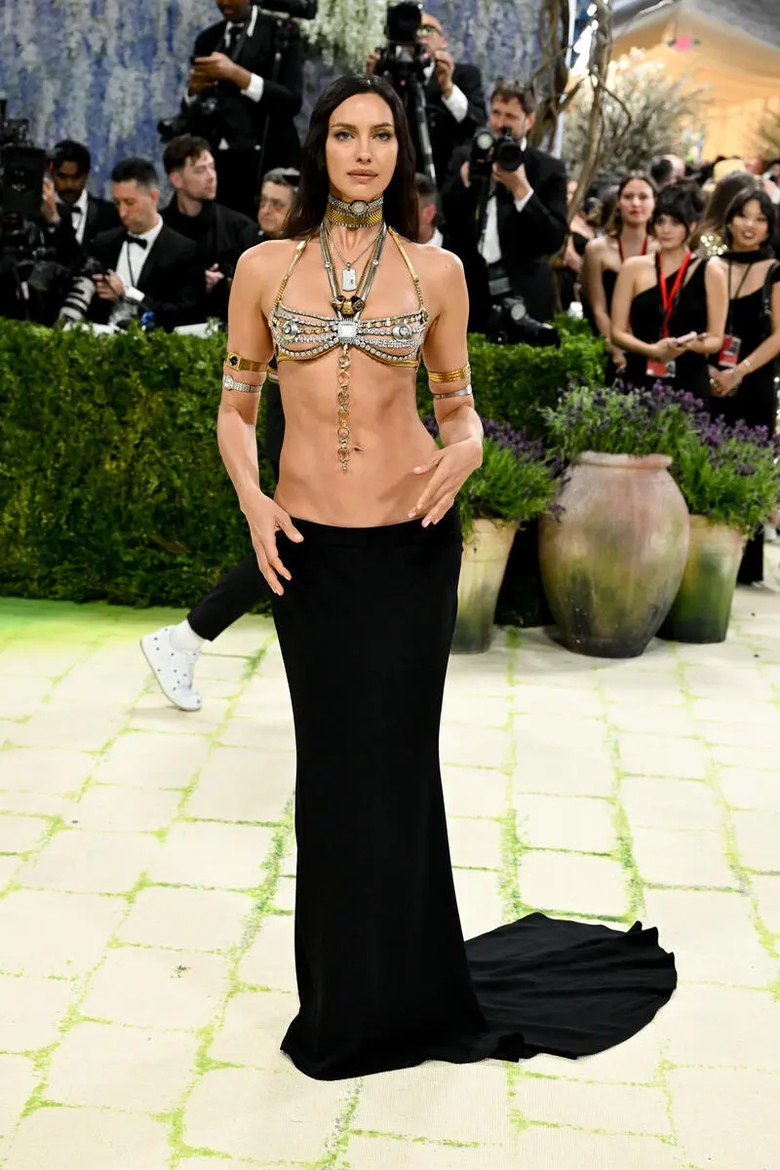 D&agrave;n mỹ nh&acirc;n mặc xuy&ecirc;n thấu, khoe đường cong n&oacute;ng bỏng ở Met Gala 2026- Ảnh 5.