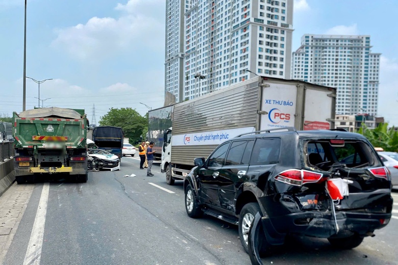 H&agrave; Nội: H&agrave;ng loạt &ocirc; t&ocirc; va chạm li&ecirc;n ho&agrave;n ở đường V&agrave;nh đai 3 tr&ecirc;n cao, xe con bị v&ograve; n&aacute;t- Ảnh 2.