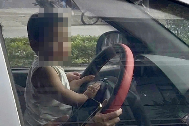 H&agrave; Nội: V&igrave; sao nữ t&agrave;i xế để b&eacute; trai ngồi trước v&ocirc; lăng &ocirc; t&ocirc; đang chạy kh&ocirc;ng bị xử phạt?- Ảnh 1.