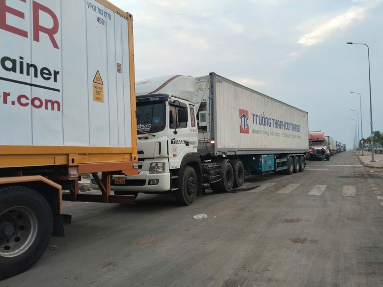 Đồng Nai: H&agrave;ng trăm xe container đổ về Dầu Gi&acirc;y lấy mẫu sầu ri&ecirc;ng, giao th&ocirc;ng qu&aacute; tải- Ảnh 3.