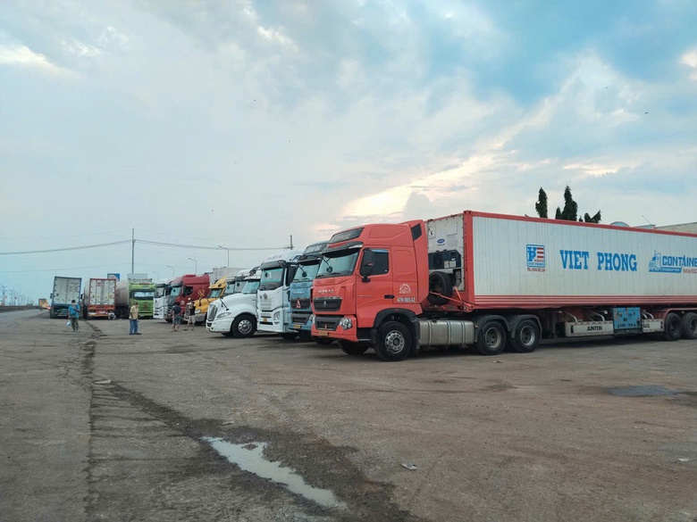 Đồng Nai: H&agrave;ng trăm xe container đổ về Dầu Gi&acirc;y lấy mẫu sầu ri&ecirc;ng, giao th&ocirc;ng qu&aacute; tải- Ảnh 2.