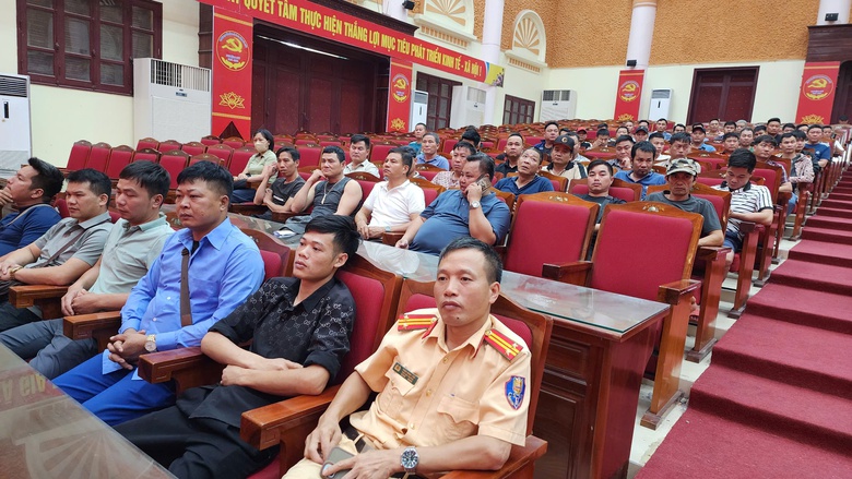 CSGT hướng dẫn h&agrave;ng trăm t&agrave;i xế học c&aacute;ch ph&ograve;ng tr&aacute;nh tai nạn giao th&ocirc;ng- Ảnh 9.