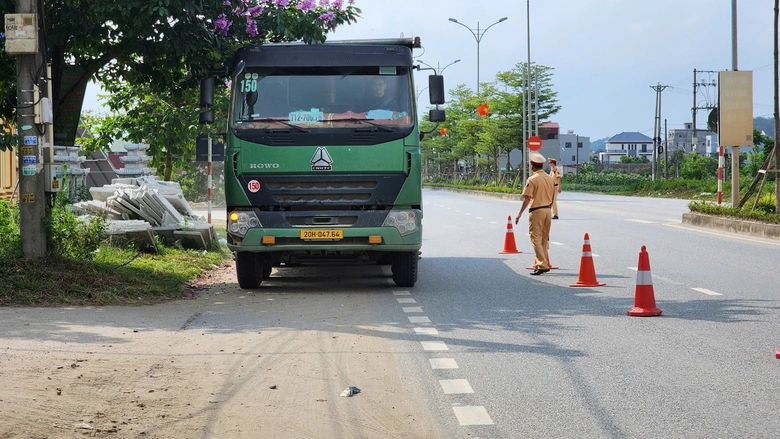CSGT hướng dẫn h&agrave;ng trăm t&agrave;i xế học c&aacute;ch ph&ograve;ng tr&aacute;nh tai nạn giao th&ocirc;ng- Ảnh 12.