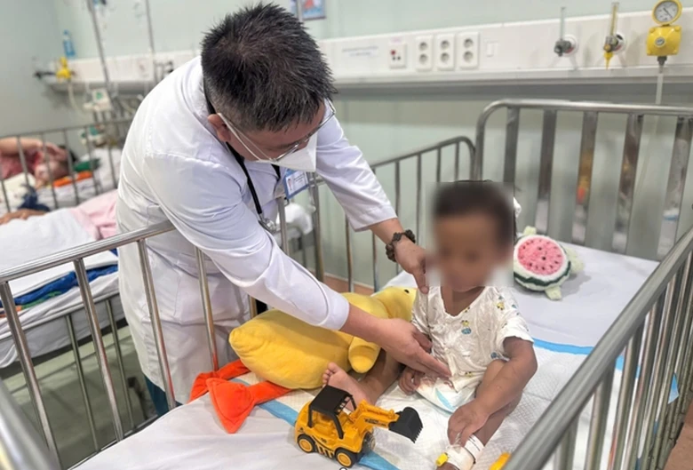 B&eacute; trai 2 tuổi bị mẹ ruột v&agrave; "cha hờ" bạo h&agrave;nh sẽ được hỗ trợ ra sao?- Ảnh 2.
