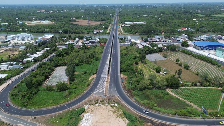 Lắp mới đ&egrave;n t&iacute;n hiệu giao th&ocirc;ng ở loạt n&uacute;t giao tr&ecirc;n quốc lộ ở Đồng Th&aacute;p- Ảnh 1.