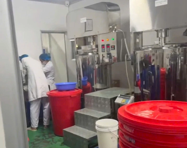 Hải Ph&ograve;ng: Triệt ph&aacute; cơ sở sản xuất mỹ phẩm giả số lượng lớn- Ảnh 2.