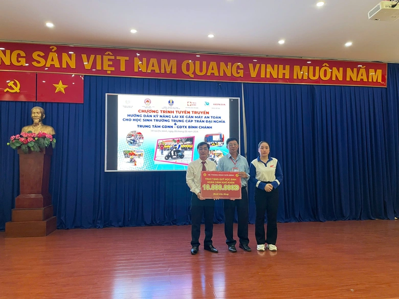 HEAD Sơn Minh tuy&ecirc;n truyền, hướng dẫn l&aacute;i xe an to&agrave;n cho hơn 400 sinh vi&ecirc;n- Ảnh 2.