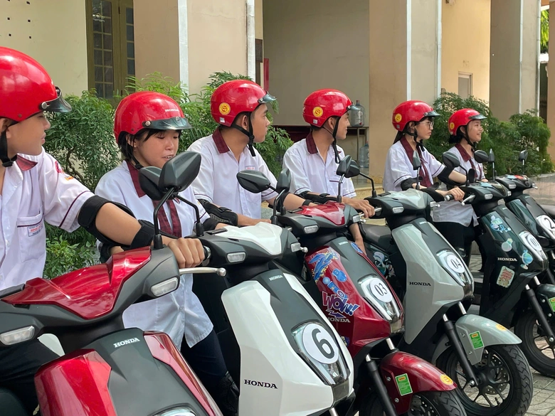 HEAD Sơn Minh tuy&ecirc;n truyền, hướng dẫn l&aacute;i xe an to&agrave;n cho hơn 400 sinh vi&ecirc;n- Ảnh 1.