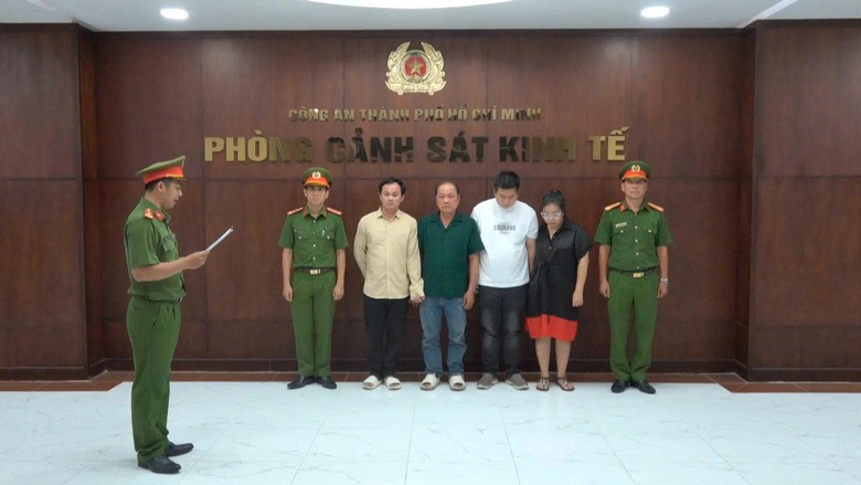 TP.HCM: Sản xuất giấm giả từ h&oacute;a chất c&ocirc;ng nghiệp, 4 người bị tạm giam- Ảnh 1.