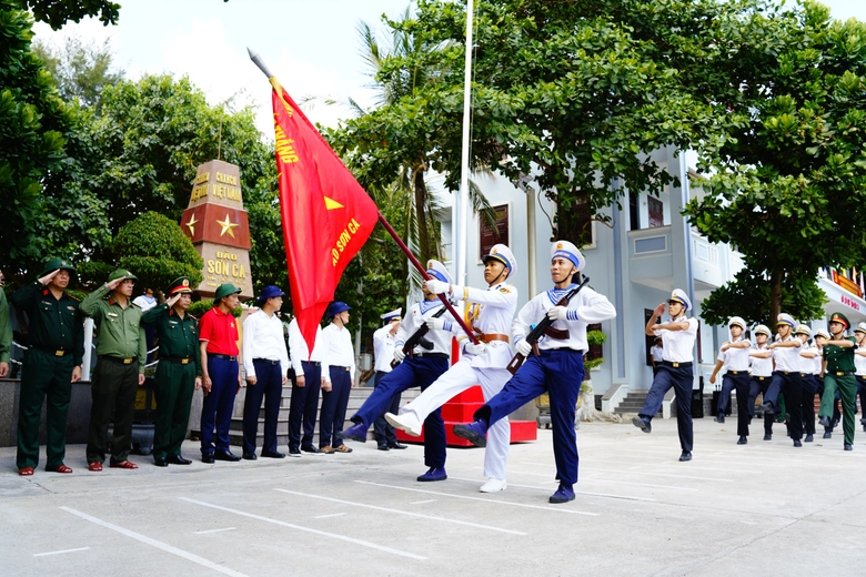 Đo&agrave;n c&ocirc;ng t&aacute;c Bộ X&acirc;y dựng lan tỏa t&igrave;nh cảm ấm &aacute;p tại Trường Sa v&agrave; Nh&agrave; gi&agrave;n DK1- Ảnh 4.