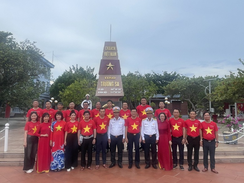 Đo&agrave;n c&ocirc;ng t&aacute;c Bộ X&acirc;y dựng lan tỏa t&igrave;nh cảm ấm &aacute;p tại Trường Sa v&agrave; Nh&agrave; gi&agrave;n DK1- Ảnh 1.