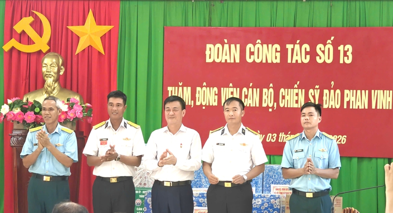 Đo&agrave;n c&ocirc;ng t&aacute;c Bộ X&acirc;y dựng lan tỏa t&igrave;nh cảm ấm &aacute;p tại Trường Sa v&agrave; Nh&agrave; gi&agrave;n DK1- Ảnh 2.