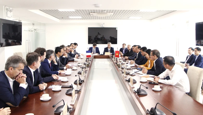 Thứ trưởng Bộ X&acirc;y dựng Nguyễn Tường Văn đ&atilde; tiếp v&agrave; l&agrave;m việc c&ugrave;ng ph&aacute;i đo&agrave;n doanh nghiệp Ph&aacute;p sang Việt Nam tham gia Diễn đ&agrave;n Đường sắt Ph&aacute;p &ndash; Việt Nam.
