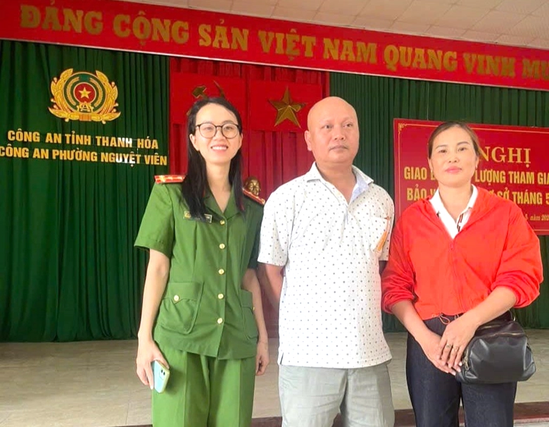 C&ocirc;ng an Thanh Ho&aacute; hỗ trợ người d&acirc;n trả lại 500 triệu đồng do chuyển nhầm t&agrave;i khoản- Ảnh 1.
