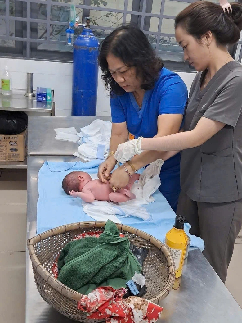Nghe tiếng trẻ em kh&oacute;c, người đ&agrave;n &ocirc;ng đi t&igrave;m v&agrave; ph&aacute;t hiện ch&aacute;u b&eacute; bị bỏ rơi ngo&agrave;i ruộng- Ảnh 1.