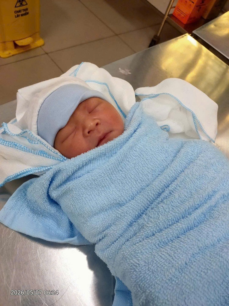 Nghe tiếng trẻ em kh&oacute;c, người đ&agrave;n &ocirc;ng đi t&igrave;m v&agrave; ph&aacute;t hiện ch&aacute;u b&eacute; bị bỏ rơi ngo&agrave;i ruộng- Ảnh 2.