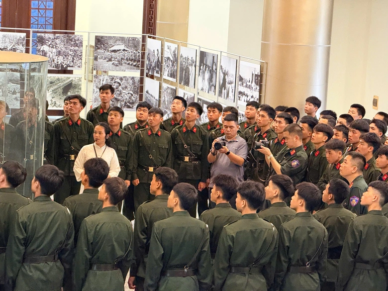 Hiện vật t&aacute;i hiện dấu ấn lịch sử tr&ecirc;n đ&egrave;o Lũng L&ocirc;- Ảnh 7.