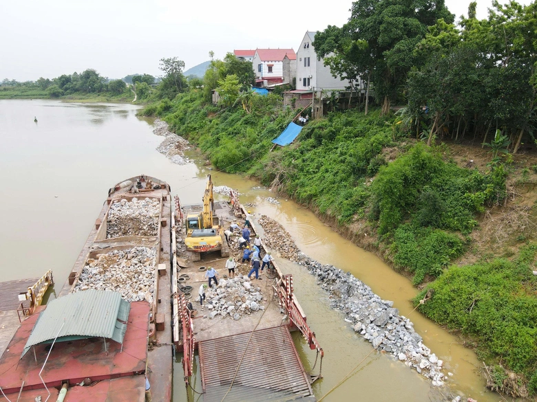 Bắc Ninh: Đ&ecirc; xung yếu uy hiếp nh&agrave; d&acirc;n chạy đua trước m&ugrave;a mưa b&atilde;o- Ảnh 5.