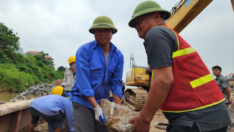 Bắc Ninh: Đ&ecirc; xung yếu uy hiếp nh&agrave; d&acirc;n chạy đua trước m&ugrave;a mưa b&atilde;o- Ảnh 11.