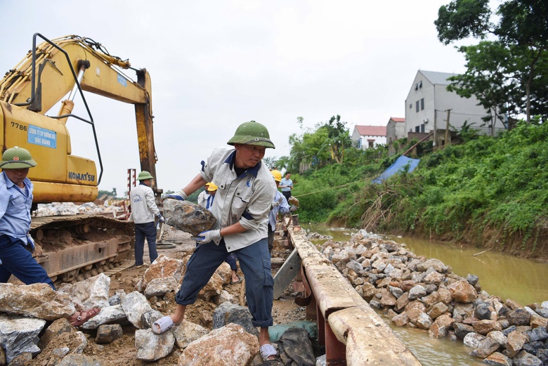 Bắc Ninh: Đ&ecirc; xung yếu uy hiếp nh&agrave; d&acirc;n chạy đua trước m&ugrave;a mưa b&atilde;o- Ảnh 14.