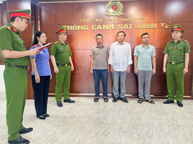 R&uacute;t tiền l&agrave;m đường, Chủ tịch x&atilde; c&ugrave;ng nh&agrave; thầu bị bắt- Ảnh 2.