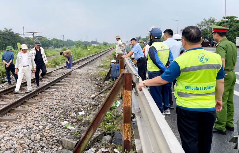 Ninh B&igrave;nh: Đ&oacute;ng lối đi tự mở nguy hiểm qua tuyến đường sắt Bắc - Nam- Ảnh 1.