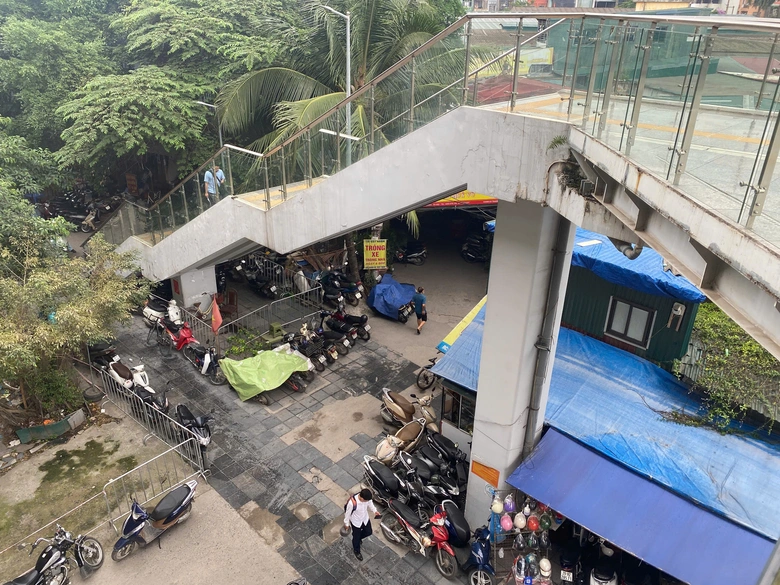 Metro h&uacute;t kh&aacute;ch, b&atilde;i xe tự ph&aacute;t &ldquo;ăn theo&rdquo; quanh c&aacute;c nh&agrave; ga- Ảnh 1.