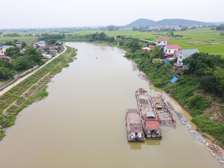 Bắc Ninh: Đ&ecirc; xung yếu uy hiếp nh&agrave; d&acirc;n chạy đua trước m&ugrave;a mưa b&atilde;o- Ảnh 1.