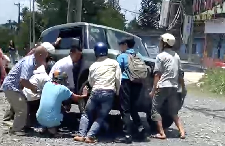 Người đi đường khi&ecirc;ng &ocirc; t&ocirc; cứu nữ sinh lớp 8 mắc kẹt dưới gầm xe sau tai nạn ở L&acirc;m Đồng- Ảnh 1.