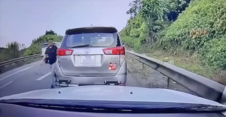 T&agrave;i xế chặn &ocirc; t&ocirc; kh&aacute;c tr&ecirc;n cao tốc Nội B&agrave;i - L&agrave;o Cai bị phạt gần 14 triệu đồng- Ảnh 1.