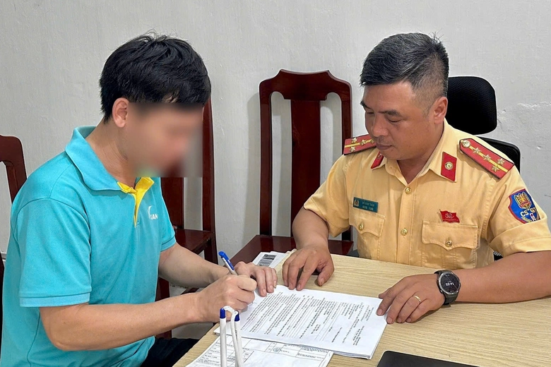 H&agrave; Nội: Xử phạt t&agrave;i xế taxi c&ocirc;ng nghệ vượt đ&egrave;n đỏ từ clip người d&acirc;n cung cấp- Ảnh 1.