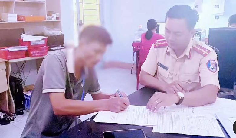 Từ phản &aacute;nh của người d&acirc;n qua VNeTraffic, hai t&agrave;i xế vượt ẩu v&agrave; đi sai l&agrave;n bị xử phạt- Ảnh 1.