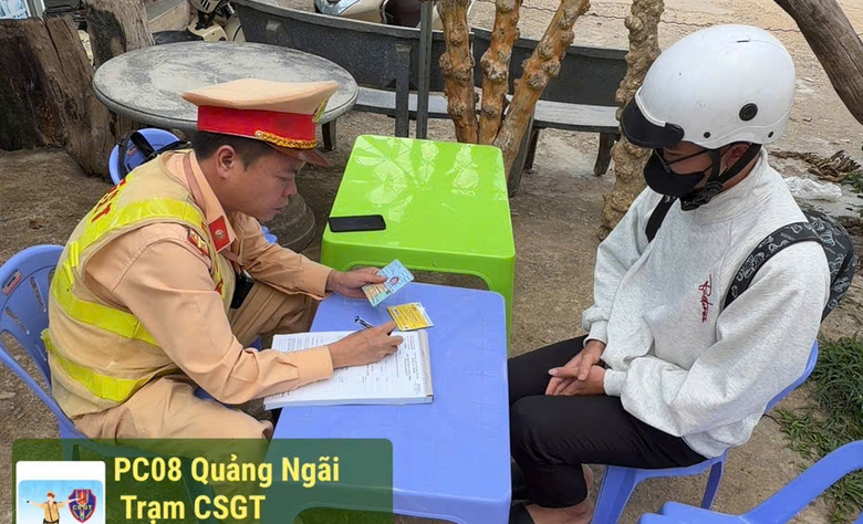 CSGT Quảng Ng&atilde;i xử phạt h&agrave;ng trăm trường hợp vi phạm gần 1 tỷ đồng trong một ng&agrave;y- Ảnh 1.