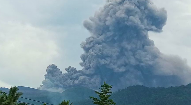 Indonesia: N&uacute;i lửa phun tr&agrave;o tạo cột tro 10km, 3 người nghi thiệt mạng- Ảnh 1.