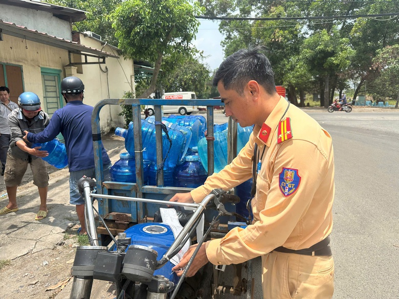 TP.HCM: H&agrave;ng trăm xe ba g&aacute;c, xe tự chế bị xử phạt trong đợt cao điểm tuần tra- Ảnh 1.