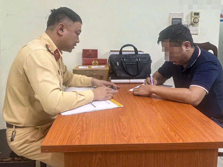 T&agrave;i xế chặn &ocirc; t&ocirc; kh&aacute;c tr&ecirc;n cao tốc Nội B&agrave;i - L&agrave;o Cai bị phạt gần 14 triệu đồng- Ảnh 2.