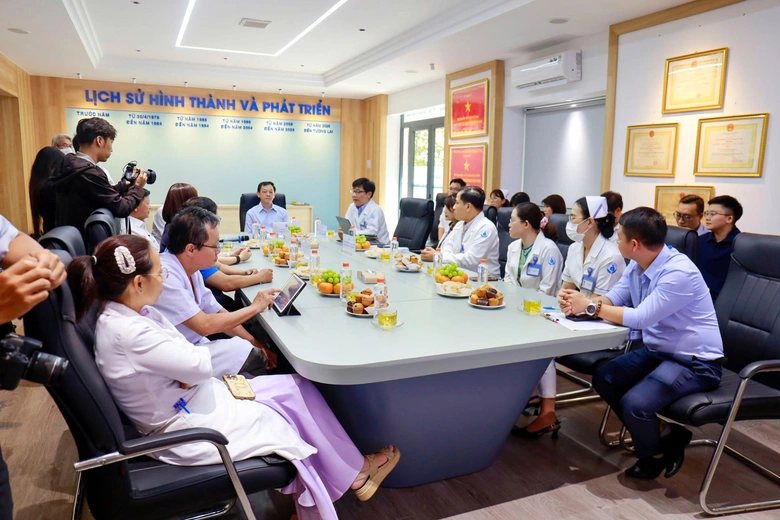 Thứ trưởng Bộ Y tế thăm b&eacute; trai 2 tuổi bị mẹ ruột v&agrave; nh&acirc;n t&igrave;nh bạo h&agrave;nh- Ảnh 3.