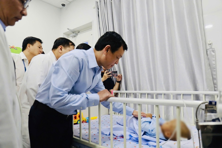 Thứ trưởng Bộ Y tế thăm b&eacute; trai 2 tuổi bị mẹ ruột v&agrave; nh&acirc;n t&igrave;nh bạo h&agrave;nh- Ảnh 1.