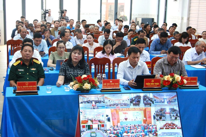 Ph&oacute; chủ tịch Quốc hội Nguyễn Hồng Di&ecirc;n tiếp x&uacute;c cử tri v&ugrave;ng biển Gia Lai- Ảnh 2.