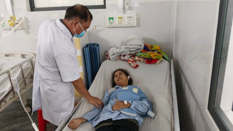 Vụ xe kh&aacute;ch lao đ&egrave;o ở Gia Lai: Nạn nh&acirc;n bị nạn tr&ecirc;n đường đến bệnh viện chạy thận- Ảnh 1.