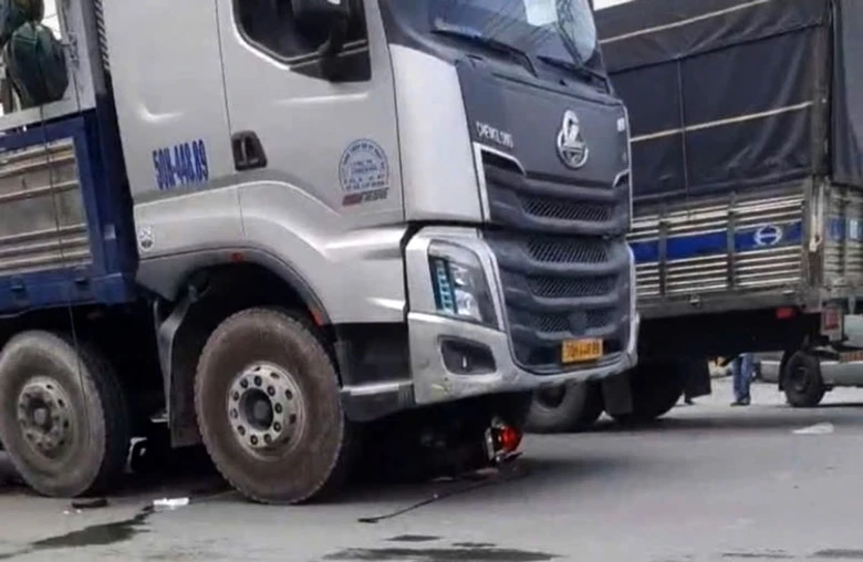 Hiện trường vụ tai nạn khiến người phụ nữ tử vong tại chỗ.