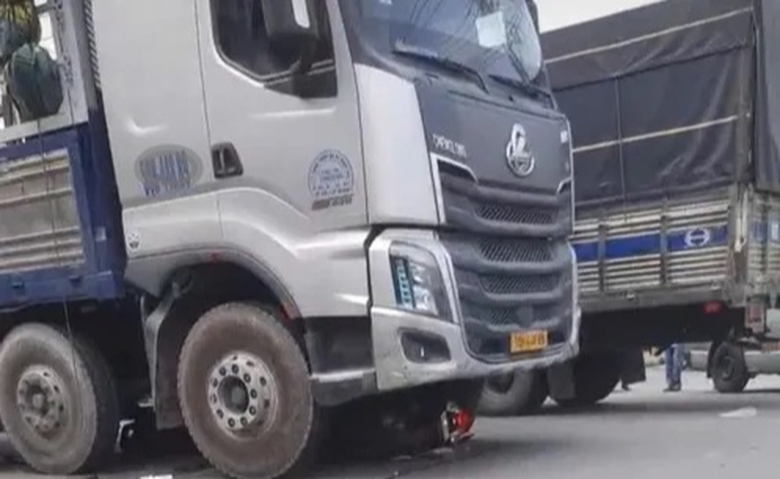 Va chạm với xe tải, người phụ nữ tử vong thương t&acirc;m- Ảnh 1.