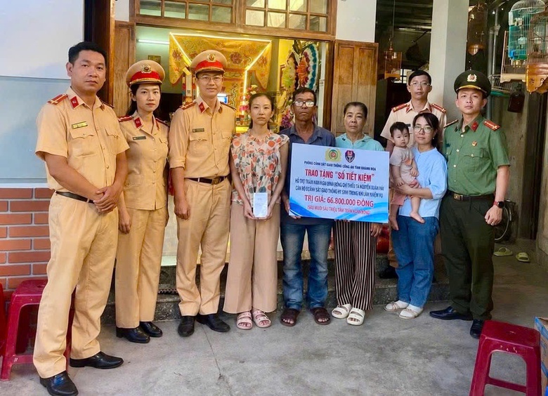 CSGT Kh&aacute;nh H&ograve;a trao sổ tiết kiệm hỗ trợ gia đ&igrave;nh c&aacute;n bộ hy sinh khi truy bắt &ldquo;c&aacute;t tặc"- Ảnh 1.