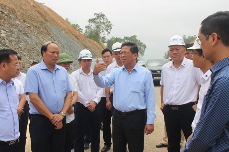 Minister Tran Hong Minh calls for faster progress on Lang Son - Cao Bang expressways- Ảnh 1.