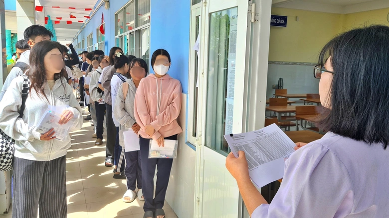Cà Mau tăng chuyến xe buýt giờ cao điểm phục vụ thi tốt nghiệp THPT 2026- Ảnh 2. Cà Mau tăng chuyến xe buýt giờ cao điểm phục vụ thi tốt nghiệp THPT 2026- Ảnh 2.