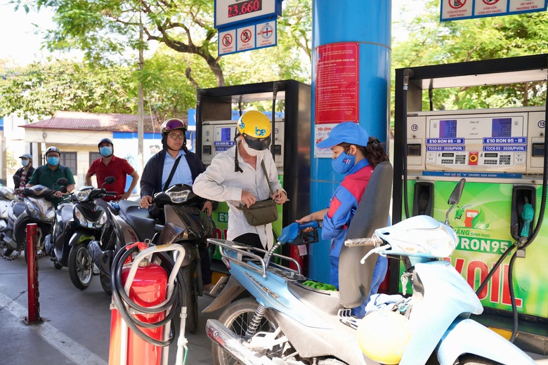 Kh&aacute;ch mua xăng E10 vừa d&ugrave;ng vừa nghe ng&oacute;ng- Ảnh 2.