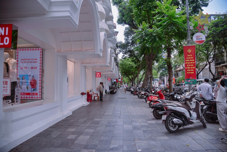 Bộ X&acirc;y dựng đề nghị bổ sung tr&aacute;ch nhiệm gi&aacute;m s&aacute;t khi th&iacute; điểm khai th&aacute;c vỉa h&egrave;- Ảnh 1.