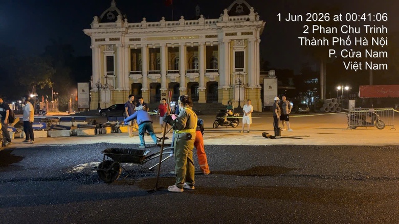 H&agrave; Nội: Nhiều tuyến phố được thảm nhựa, dỡ r&agrave;o chắn dự &aacute;n chống ngập- Ảnh 1.
