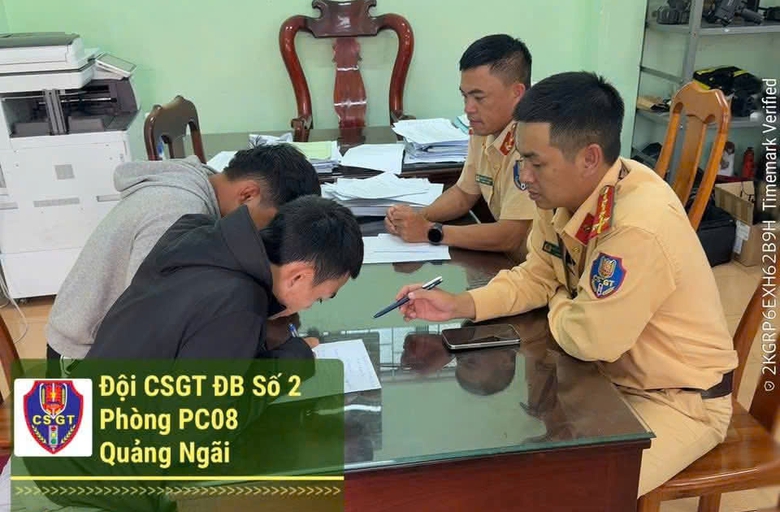 Nam thanh niên dương tính với ma túy bốc đầu xe gây náo loạn đường phố- Ảnh 1. Nam thanh niên dương tính với ma túy bốc đầu xe gây náo loạn đường phố- Ảnh 1.